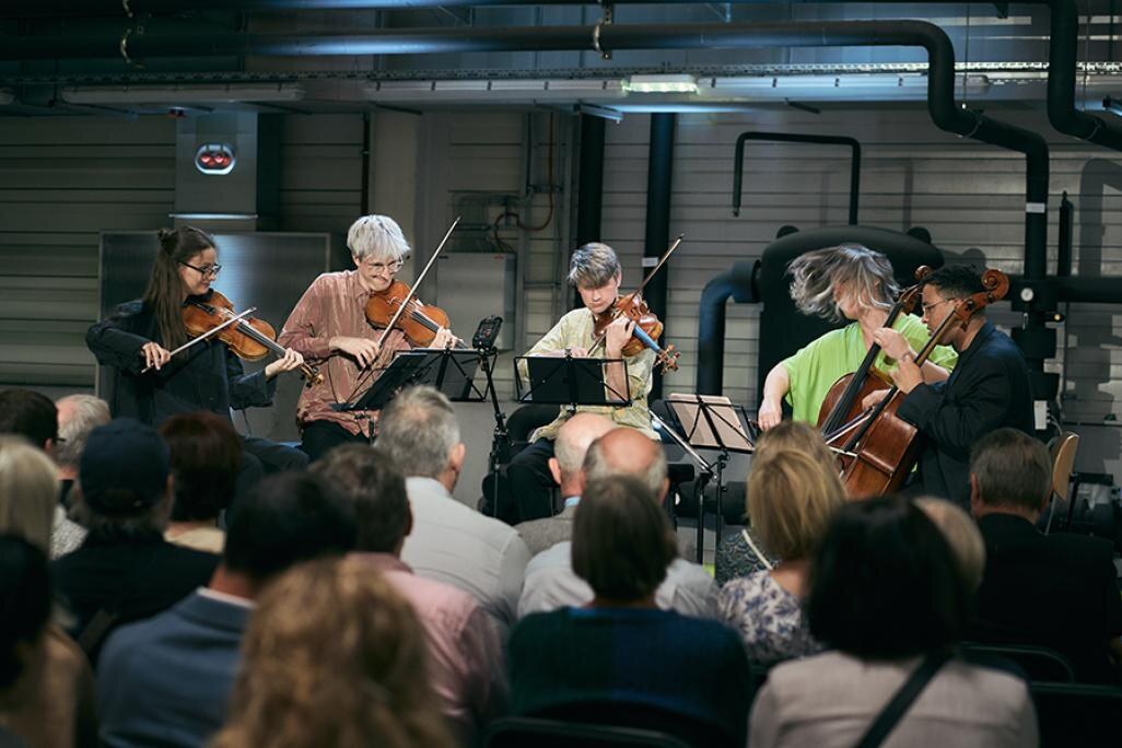 group members of inti figgis-vizueta performing their instruments in front of a live audience
